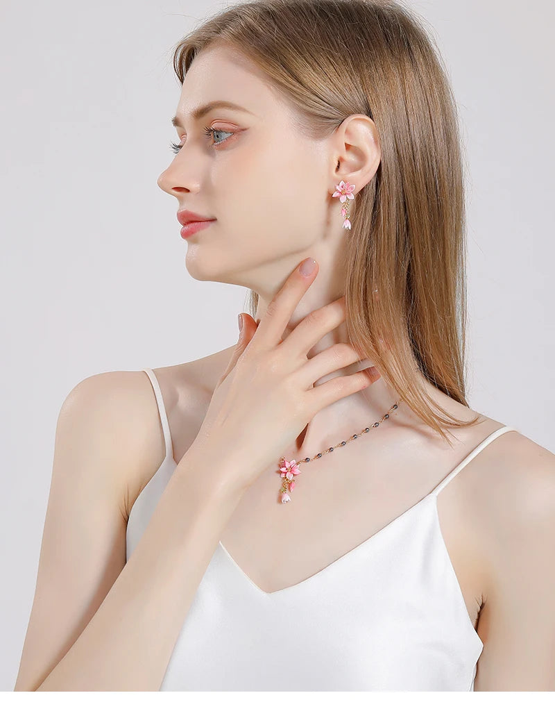 18k Gold Pink Magnolia Flower Earrings – pink – flower detail